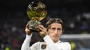 Luka Modric. Gelandang Kroasia berusia 36 tahun yang kini memasuki musim ke-11 membela Real Madrid ini mampu meraih Ballon d'Or pada edisi 2018 usai Real Madrid menjuarai Liga Champions musim 2017/2018 dan membawa Kroasia menjadi runner-up Piala Dunia 2018. Namun pada penghargaan Ballon d'Or edisi 2019 dirinya sama sekali tidak masuk dalam nominasi usai Real Madrid tak meraih satu pun gelar di musim 2018/2019. (AFP/Gabriel Bouys)