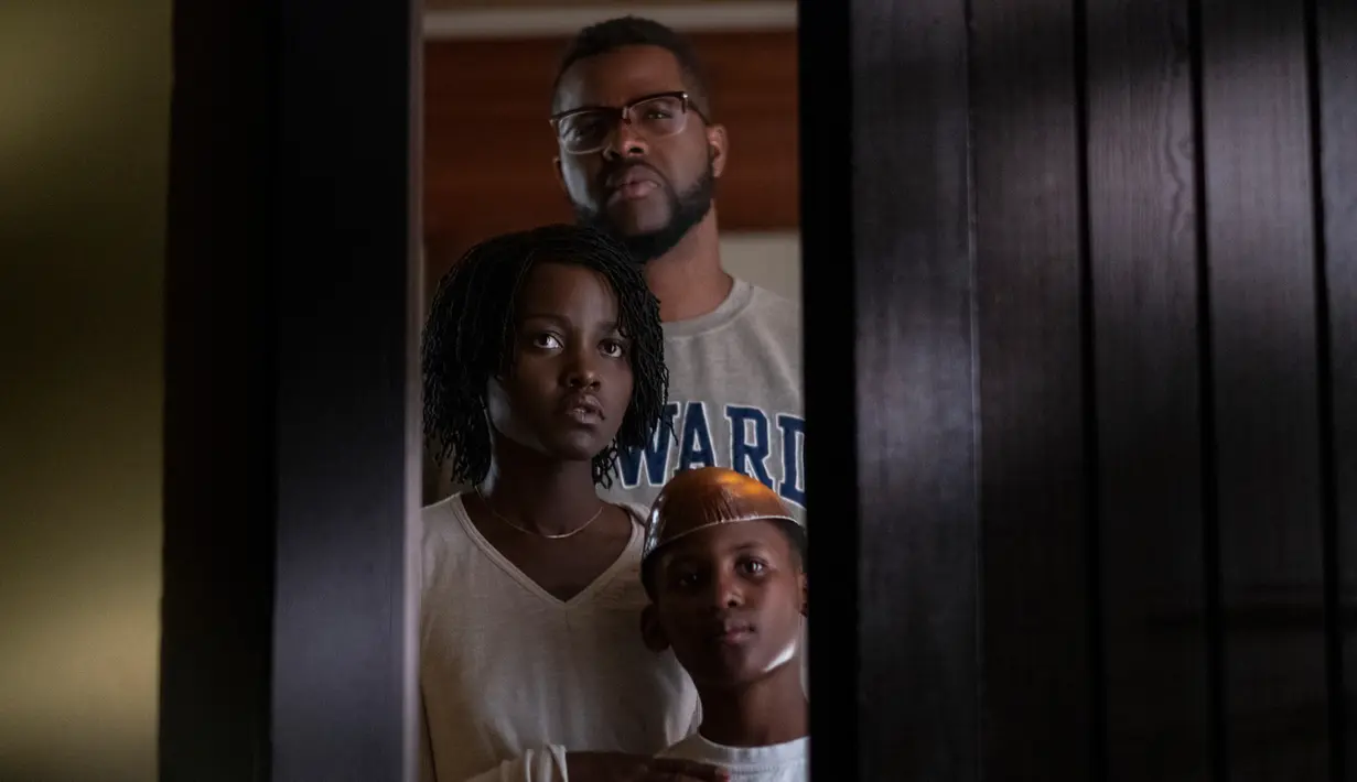 Winston Duke, Lupita Nyong'o dan Evan Alex dalam sebuah adegan film 'Us'. Film 'Us' menawarkan adegan-adegan berkualitas dan memusingkan (Claudette Barius/Universal Pictures via AP)