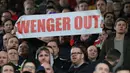 Suporter Arsenal mengankat tulisan "Wenger Out" saat menyaksikan pertandingan antara West Bromwich Albion melawan Arsenal pada lanjutan Premier League. Mereka mengungkapkan kekecewanya terhadap Pelatih Arsenal, Arsene Wenger. (AFP/Lindsey Parnaby).