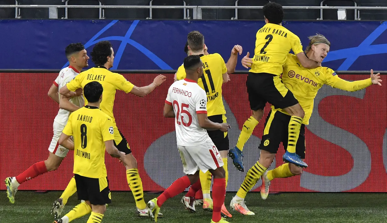 Karena tak terima kipernya diejek, sejumlah pemain Sevilla tampak marah dan mengejar Erling Haaland. (AP Photo/Martin Meissner, Pool)