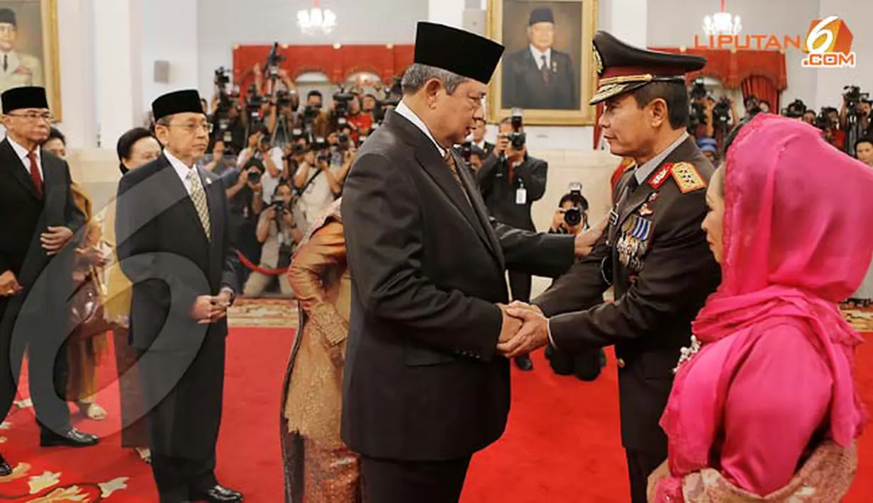 SBY menyalami Komjen Pol Sutarman usai menjalani pelantikan  (Rumgapres/ Abror Riski)