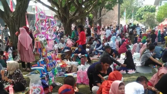 Suasana Tempat Wisata Taman Mini Indonesia Indah (TMII) Saat Libur Idul Fitri, Sabtu (8/6/2019). (Foto: Muhammad Radityo Priyasmoro/Liputan6.com)