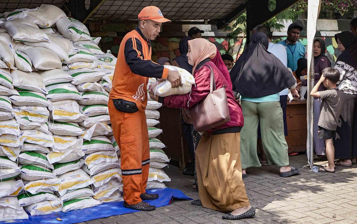 FOTO: 20 Kg Beras untuk Warga Rentan, Pemerintah Gulirkan Bansos Pangan