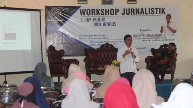Redaktur Pelaksana Liputan6.com, Harun Mahbub Billah mengisi workshop Jurnalistik yang digelar STAI Muhammadiyah Blora, ‘2 Jam Bisa Jadi Wartawan’. (Foto: Liputan6.com/Ahmad Adirin)