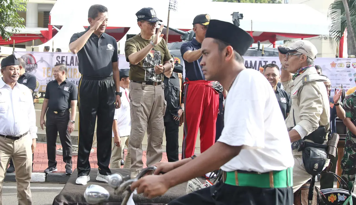 Irwasum Polri, Putut Eko Bayu Seno, Penasihat Kosti, Letnan Jenderal (Purn) Soeyono dan Waasintel Panglima TNI Brigjen TNI (MAR) R Widad Prasojo saat pelepasan kirab estafet IVCA 2018 di Museum Polri, Jakarta, Minggu (25/3). (Liputan6.com/Herman Zakharia)