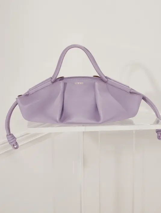Paseo menggunakan kulit anak sapi. Untuk menciptakan siluet elips yang berbeda dengan dua lipatan yang menyatu menuju pegangan kulit tubularnya. [Foto: Dok. LOEWE]