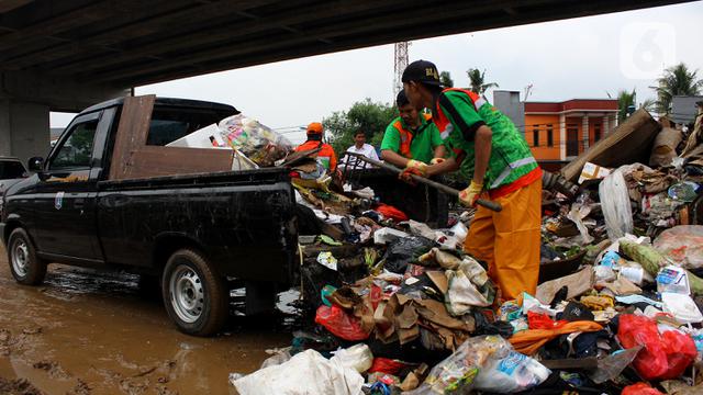 FOTO: Petugas PPSU Angkut Sampah Sisa Banjir di Cipinang Melayu