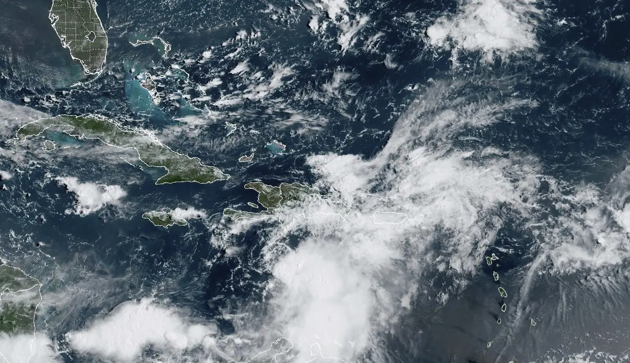 Pada Selasa ini, 22 Agustus 2023, 09:40 citra satelit ET yang disediakan oleh National Oceanic and Atmospheric Administration menunjukkan Badai Tropis Franklin mendekati pulau Hispaniola. (NOAA via AP)