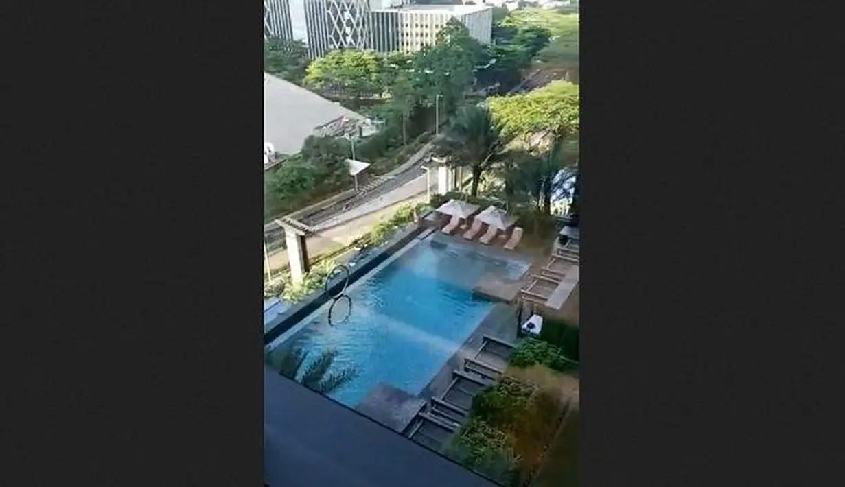 Tampak dari jendela kolam renang yang menyegarkan. Dari situ terlihat juga keduanya tinggal di lantai yang tinggi. (Instagram Story @muren.s)