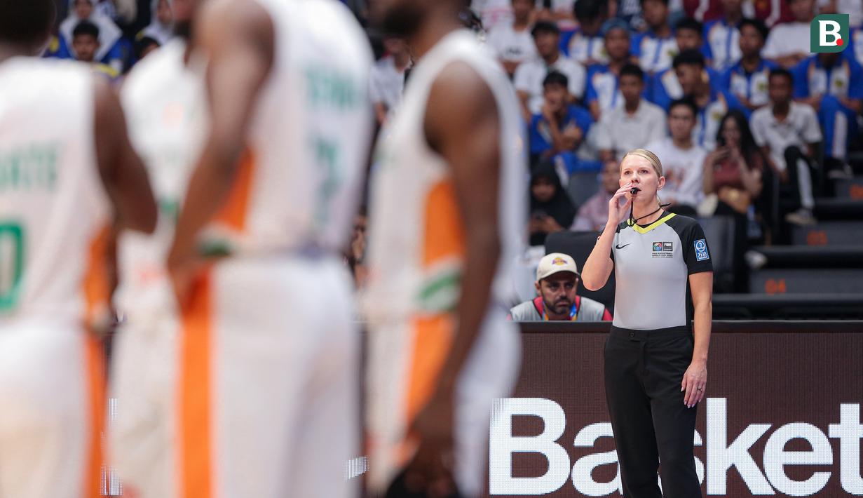 Wasit Jenna Jordan Reneau meniup peluit tanda pertandingan kembali bergulir saat laga Grup P Piala Dunia FIBA 2023 antara Pantai Gading melawan Lebanon di Indonesia Arena, Senayan, Kamis (31/08/2023). Pada laga tersebut, ia bertugas bersama Juan Fernandez dan Gvidas Gedvilas. (Bola.com/Bagaskara Lazuardi)