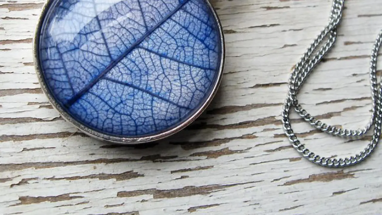 Bukan Batu Akik, Ini Indahnya 6 Kalung Batu dengan Isi Daun