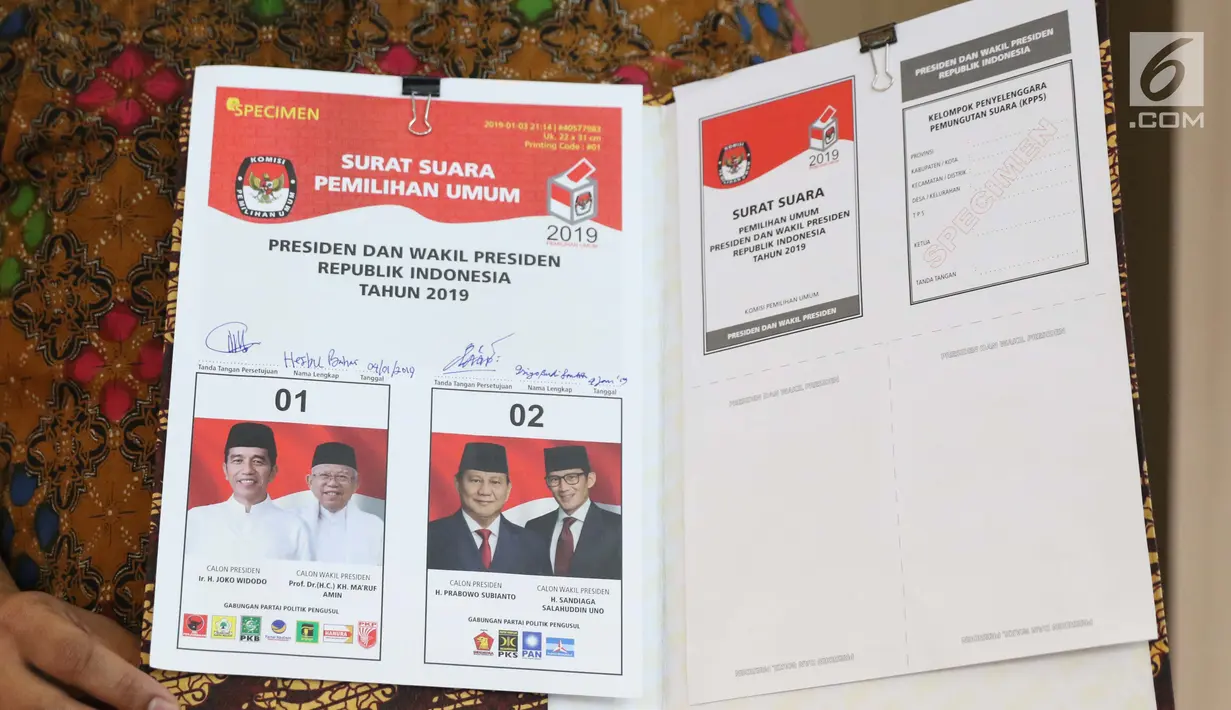 Ketua KPU RI, Arief Budiman memegang contoh surat suara pemilihan Presiden dan Wakil Presiden pemilu 2019 usai divalidasi dan disetujui oleh kedua tim pemenangan masing-masing pasangan calon di Jakarta, Jumat (4/1). (Liputan6.com/Helmi Fithriansyah)