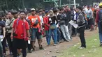 Suporter tim Persija mengantre menukarkan voucher on-line dengan tiket masuk Stadion GBK di Lapangan Blok S, Jakarta, Minggu (9/12). Mereka akan menyaksikan laga penentuan gelar juara Persija di Liga 1 Indonesia 2018. (Liputan6.com/Helmi Fithriansyah)