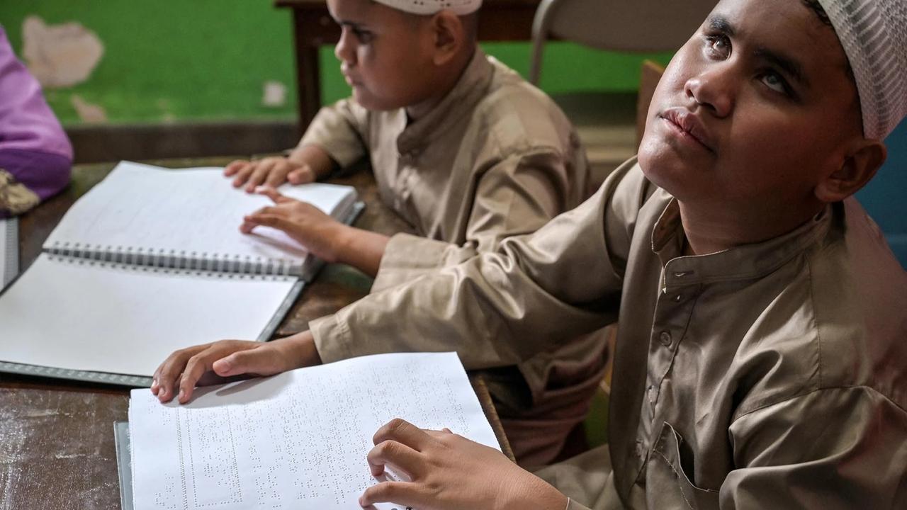 FOTO: Semangat Siswa Tunanetra Pelajari Al Quran Braille di Bulan Ramadan