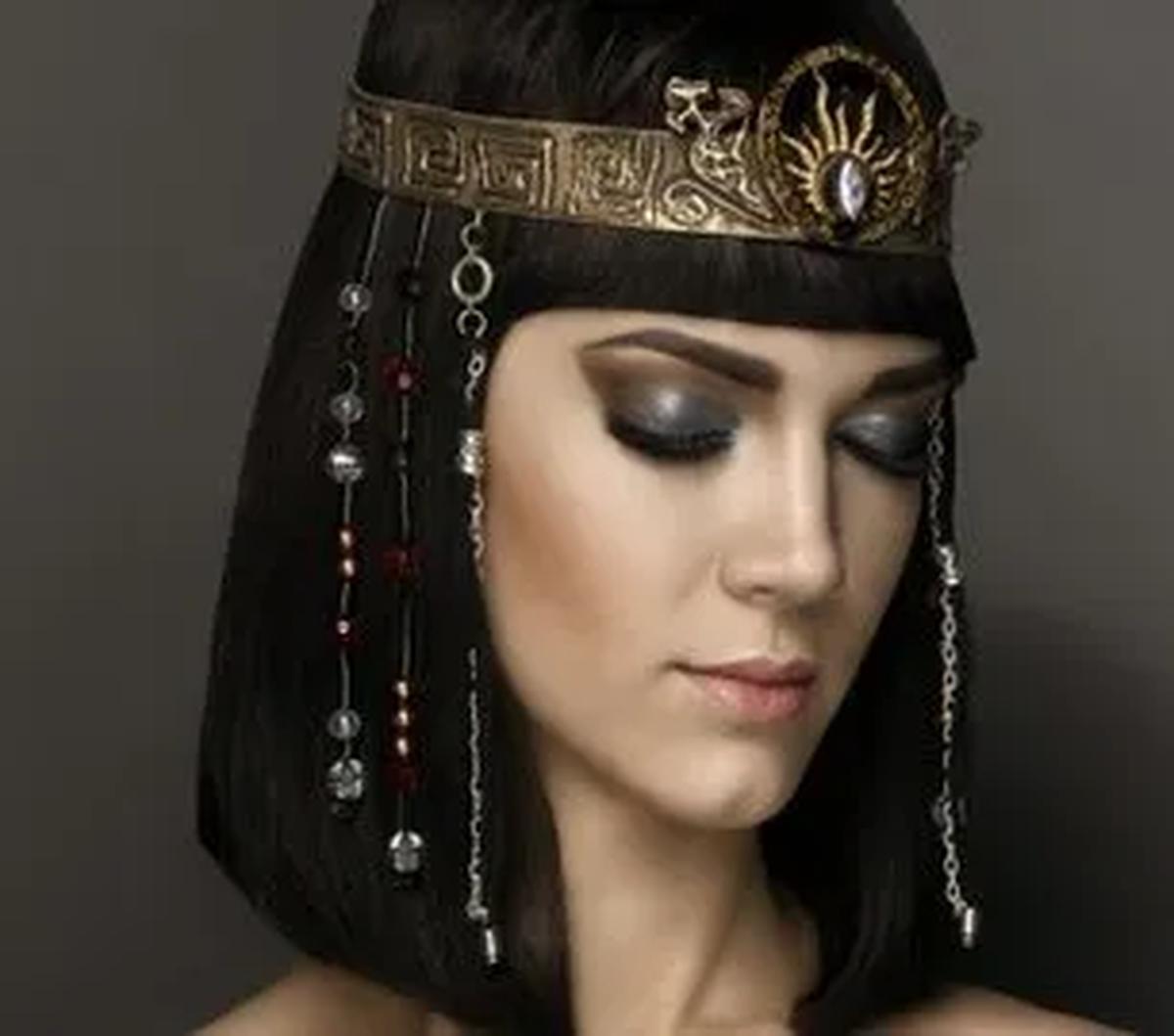 Cleopatra VII

Cleopatra VII atau Cleopatra Philopator adalah firaun terakhir dari Kerajaan Ptolomeus. Dia asli Mesir, tapi putri dari jenderal Makedonia, Ptolomeus I Soter. Dia berkuasa dari tahun 51 SM sampai 30 SM.

Dia dikenal karena diplomasinya,