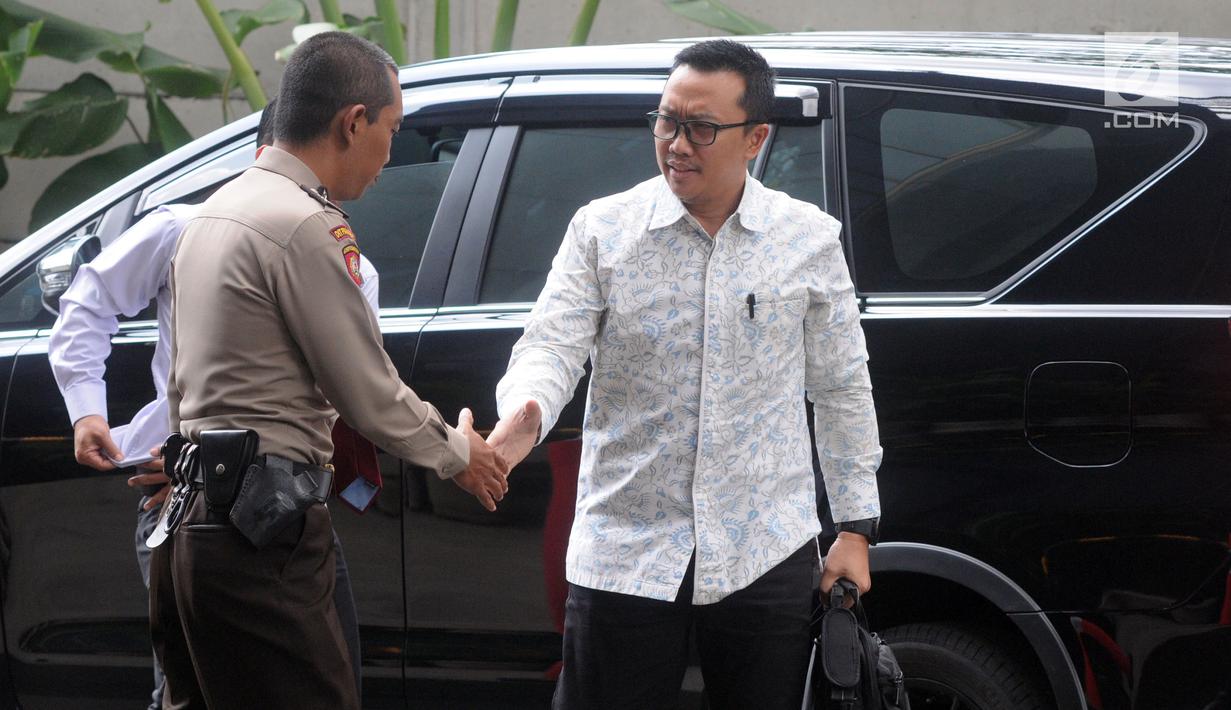 Menteri Pemuda dan Olahraga (Menpora), Imam Nahrawi menyapa seorang polisi saat tiba di Gedung KPK, Jakarta, Kamis (24/1). Menpora Imam memenuhi panggilan sebagai saksi dalam kasus dugaan suap terkait dana hibah Kemenpora ke KONI (Merdeka.com/Dwi Narwoko)