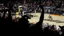Phoenix Suns akhirnya keluar sebagai pemenang dalam pertandingan ini. Mereka berhasil unggul dengan skor 118-105 atas Milwaukee Bucks. Game 2 Final NBA 2021 selanjutnya akan berlangsung pada Jumat (09/07/2021) pagi WIB di tempat yang sama. (Foto: AFP/Matt York)