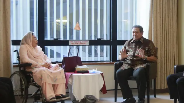 Istri Presiden Gus Dur, Sinta Nuriyah Jenguk Ani Yudhoyono di Singapura