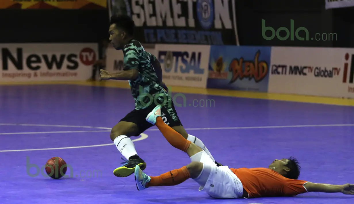 Pemain Bintang Timur Surabaya terjatuh saat berusaha menghadang pemain Vamos Mataram dalam laga Seri III Grup B Wilayah Timur Pro Futsal League 2016 di GOR 17 Desember, Mataram, NTB, Sabtu (12/3/2016). (Bola.com/Arief Bagus)