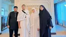 Selain hitam. Gamis dan pashmina warna putih jadi pilihan sempurna untuk umrah. Seperti penampilan Nagita satu ini. [@raffinagita1717]