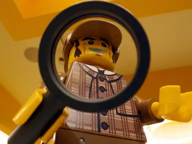 Sebuah patung lego raksasa 'Sherlock Holmes' menghiasi toko lego terbesar di dunia di Leicester Square, London, Kamis (17/11). Didalam toko lego terbesar di dunia itu banyak memamerkan berbagai benda yang terbuat dari Lego. (REUTERS/Stefan Wermuth)