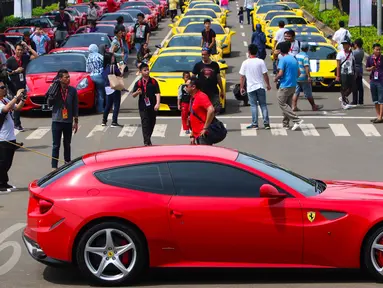Sekitar 100 mobil Ferrari ikut dalam Ferrari Festival of Speed di BSD City, Tangerang Selatan, Minggu (23/4). Parade Festival of Speed ini merupakan perayaan puncak ulang tahun Ferrari ke-70 di Indonesia. (Liputan.com/Fery Pradolo)