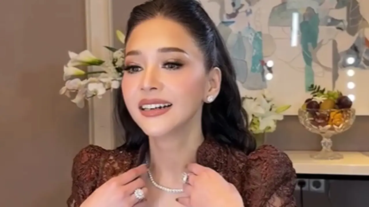 6 Potret Detail Outfit Maia Estianty di Intimate Dinner Al Ghazali-Alyssa Daguise