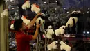 Seorang pedagang Palestina memajang boneka domba di sebuah pasar jelang Hari Raya Idul Adha di Gaza City, pada 25 Juli 2020. (Xinhua/Rizek Abdeljawad)