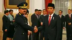 Presiden Joko Widodo (kanan) memberi ucapan selamat kepada KSAU, Marsekal Hadi Tjahjanto di Istana Negara, Jakarta, Rabu (18/1) lalu. Presiden Jokowi mengajukan nama Hadi Tjahjanto sebagai calon Panglima TNI yang baru. (Liputan6.com/Angga Yuniar)