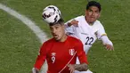 Duel panas terjadi antara Peru melawan Bolivia pada pertandingan perempat final Copa Amerika 2015 di Estadio Municipal Bicentenario German Becker, Chile, (25/6/2015). Peru melaju ke semifinal usai mengalahkan Bolivia 3-1. (REUTERS/Carlos Garcia Rawlins)