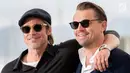 Aktor Brad Pitt dan Leonardo DiCaprio berpose saat menghadiri pemutaran film 'Once Upon a Time in Hollywood' selama Festival Film Cannes Internasional ke-72 di Prancis (22/5/2019). (AP Photo/Joel C Ryan)