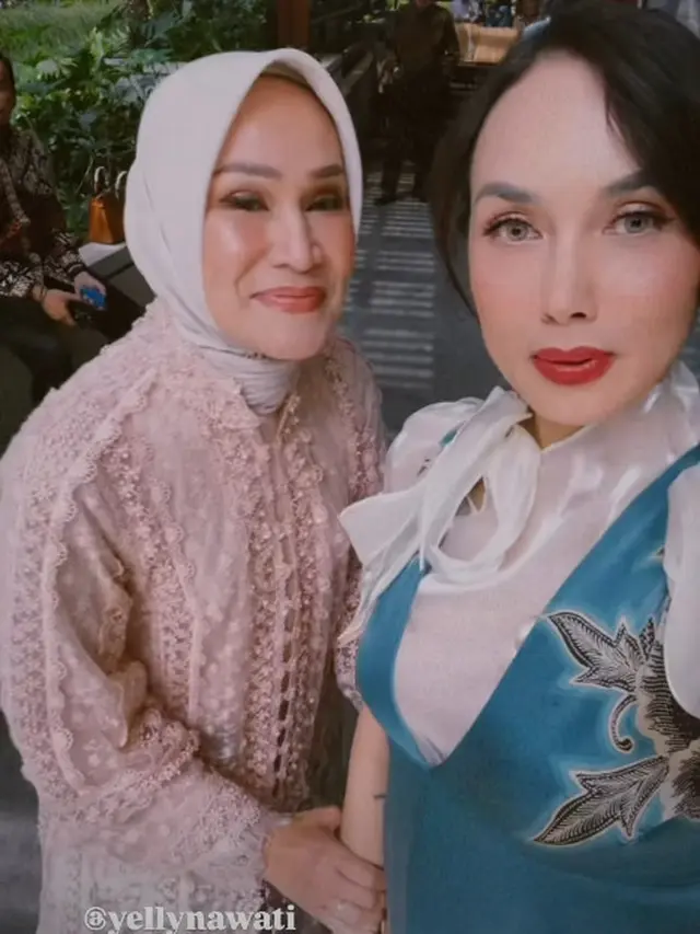 Tampilan Bak Anak Kembar dari Sara Wijayanto dan Adinia Wirasti Kenakan Dress Batik di Pernikahan Wisnu Hardana