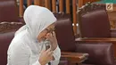 Terdakwa kasus dugaan penyebaran berita bohong atau hoaks Ratna Sarumpaet menangis saat menjalani sidang lanjutan di PN Jakarta Selatan, Selasa (18/6/2019). Sidang tersebut beragenda pembacaan pledoi atau nota pembelaan dari terdakwa. (Liputan6.com/Herman Zakharia)