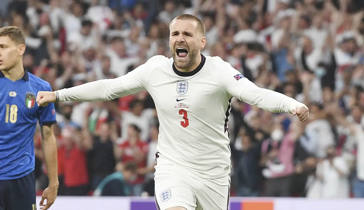 Bek Timnas Inggris, Luke Shaw, melakukan selebrasi usai mencetak gol ke gawang Italia pada laga final Euro 2020 di Stadion Wembley, London hari Senin (12/07/2021). (Foto: AFP/(Andy Rain,Pool)