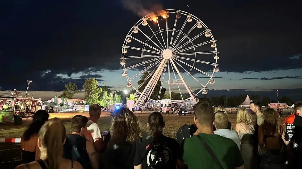 Setidaknya 23 orang terluka ketika dua gondola bianglala terbakar di sebuah festival musik dekat Leipzig di Jerman timur pada Sabtu (17/8/2024). (AP)