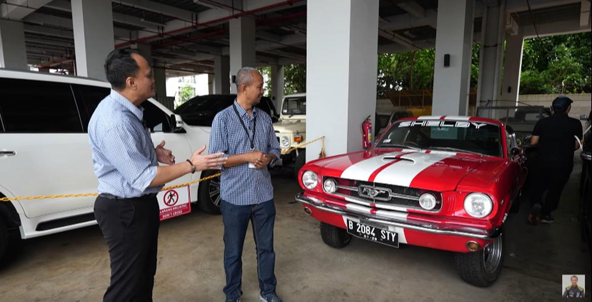 Fitra Eri Bengong saat Gerebek Mobil-mobil Mewah Sitaan KPK