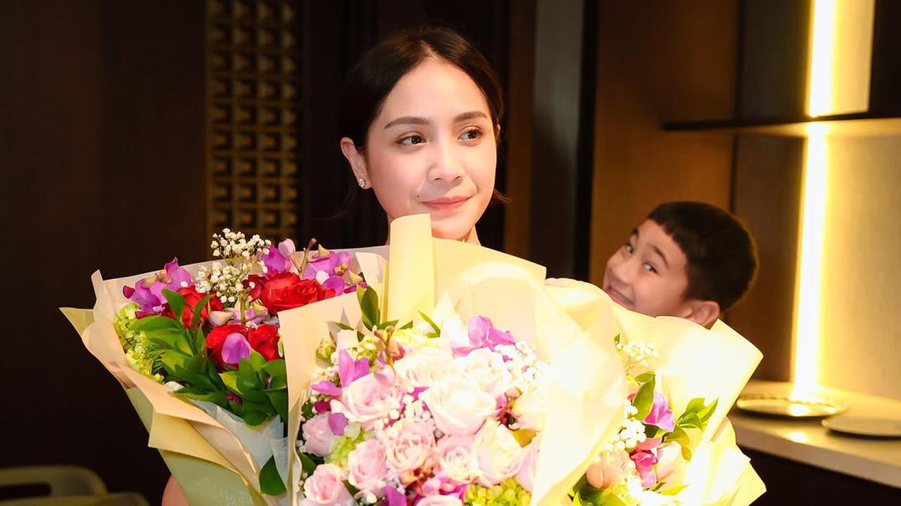 Raffi Ahmad, Rafathar, Rayyanza dan Lily Beri Bunga Spesial ke Nagita saat Hari Ibu