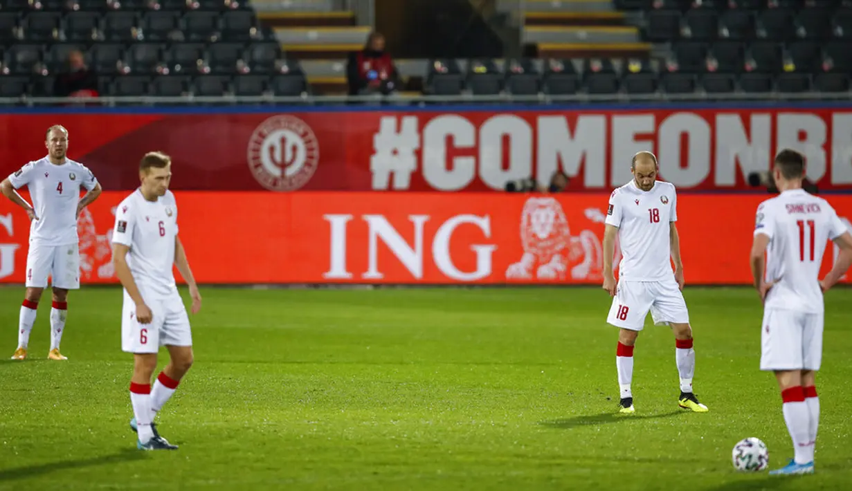 Para pemain Belarusia bereaksi saat melawan Belgia pada pertandingan Grup E kualifikasi Piala Dunia 2022 di Stadion King Power, Leuven, Belgia, Selasa (30/3/2021). Belgia menang 8-0. (AP Photo/Francisco Seco)