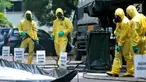 Tim Pasukan Gerak Cepat (PGC) melakukan sterilisasi sebuah mobil yang kedapatan positif terjangkit pandemi influenza H7N9 saat simulasi penanganan Episenter Pandemi Influenza di Puspiptek Tangerang Selatan, Rabu (20/9). (Liputan6.com/Helmi Afandi)