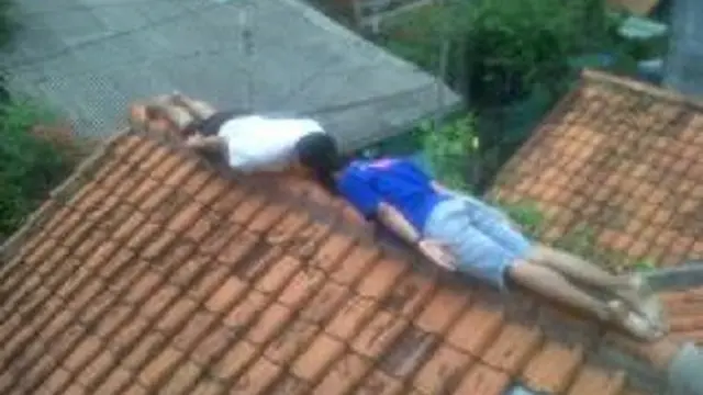 6 Kelakuan Orang Tidur di Atas Atap Rumah Ini Nyeleneh Banget