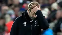 Pelatih Liverpool Jurgen Klopp memegang kepalanya usai pertandingan melawan West Bromwich Albion pada putaran keempat Piala FA di stadion Anfield, Inggris (27/1). Liverpool takluk dari West Bromwich Albion 3-2. (Peter Byrne / PA via AP)