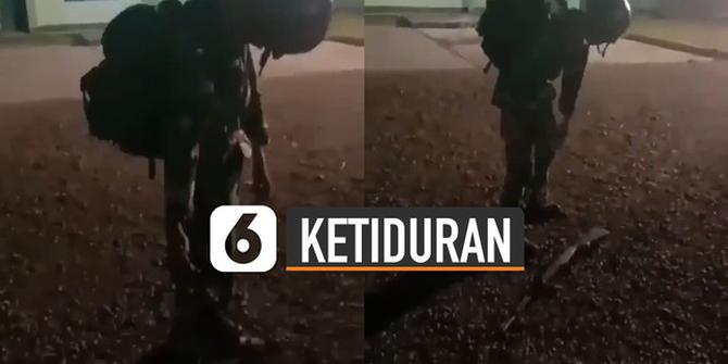 VIDEO: Penuh Perjuangan, Anggota TNI Ketiduran Saat Apel Sambil Berdiri