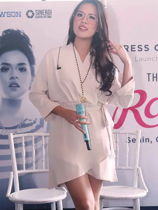 Album yang berjudul 'The Best Of Raisa' menggabungkan 6 lagu merupakan lagu hits di dua album sebelumnya, sedangkan 3 lagu lainnya direkam dengan konsep yang berbeda. (Deki Prayoga/Bintang.com)