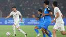<p>Pemain Timnas Indonesia, Calvin Verdonk berusaha melewati pemain Filipina pada laga terakhir Grup F putaran kedua kualifikasi Piala Dunia 2026 Zona Asia di Stadion Utama Gelora Bung Karno (SUGBK) Senayan, Jakarta, Selasa (11/6/2024). (Bola.com/M Iqbal Ichsan)</p>