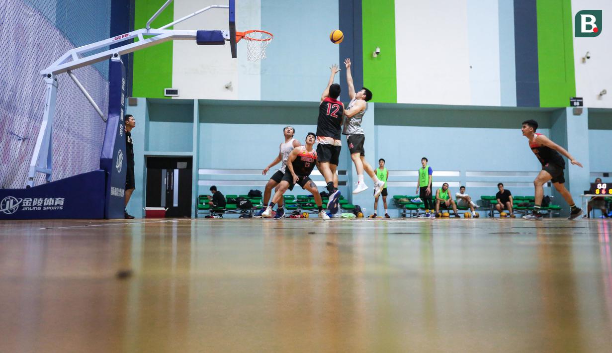 Sejumlah pemain Timnas Basket 3x3 Indonesia melakukan pemusatan latihan menjelang SEA Games 2023 di GBK Arena, Senayan, Jakarta, Sabtu (08/03/2023). Skuad asuhan Fandi Andika Ramadhani melakukan dua tahap TC, yaitu 5-19 April dan 26 April-3 Mei sebelum menentukan empat pemain yang akan dibawa ke SEA Games 2023. (Bola.com/Bagaskara Lazuardi)