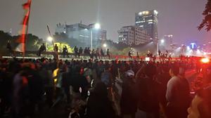 Masuk Jalan Tol, Massa Lempari Mobil Diduga Milik Pejabat
