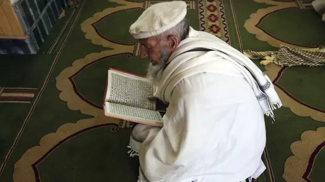 FOTO: Di Tengah Pandemi, Muslim Afghanistan Tetap Gelar Salat Berjemaah di Masjid