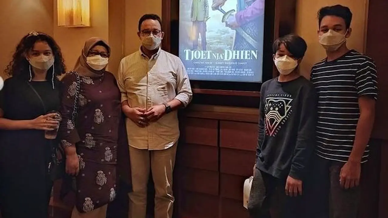 Gubernur DKI Jakarta Anies Baswedan dan keluarganya menonton film Cut Nyak Dhien di bioskop.