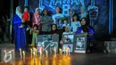 Tracy Bantleman bersama simpatisan korban kriminalitas kasus JIS tampak sedih saat malam solidaritas di Tugu Proklamasi, Jakarta, Jumat (29/5/2016). (Liputan6.com/Yoppy Renato)