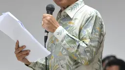 Jero Wacik membacakan berkas saat sidang perdana di Pengadilan Tipikor, Jakarta, Selasa (22/9/2015). Jero didakwa menerima uang gratifikasi Rp349 juta untuk biaya ulang tahun di hotel Darmawangsa saat menjabat Menteri ESDM. (Liputan6.com/Andrian M Tunay)